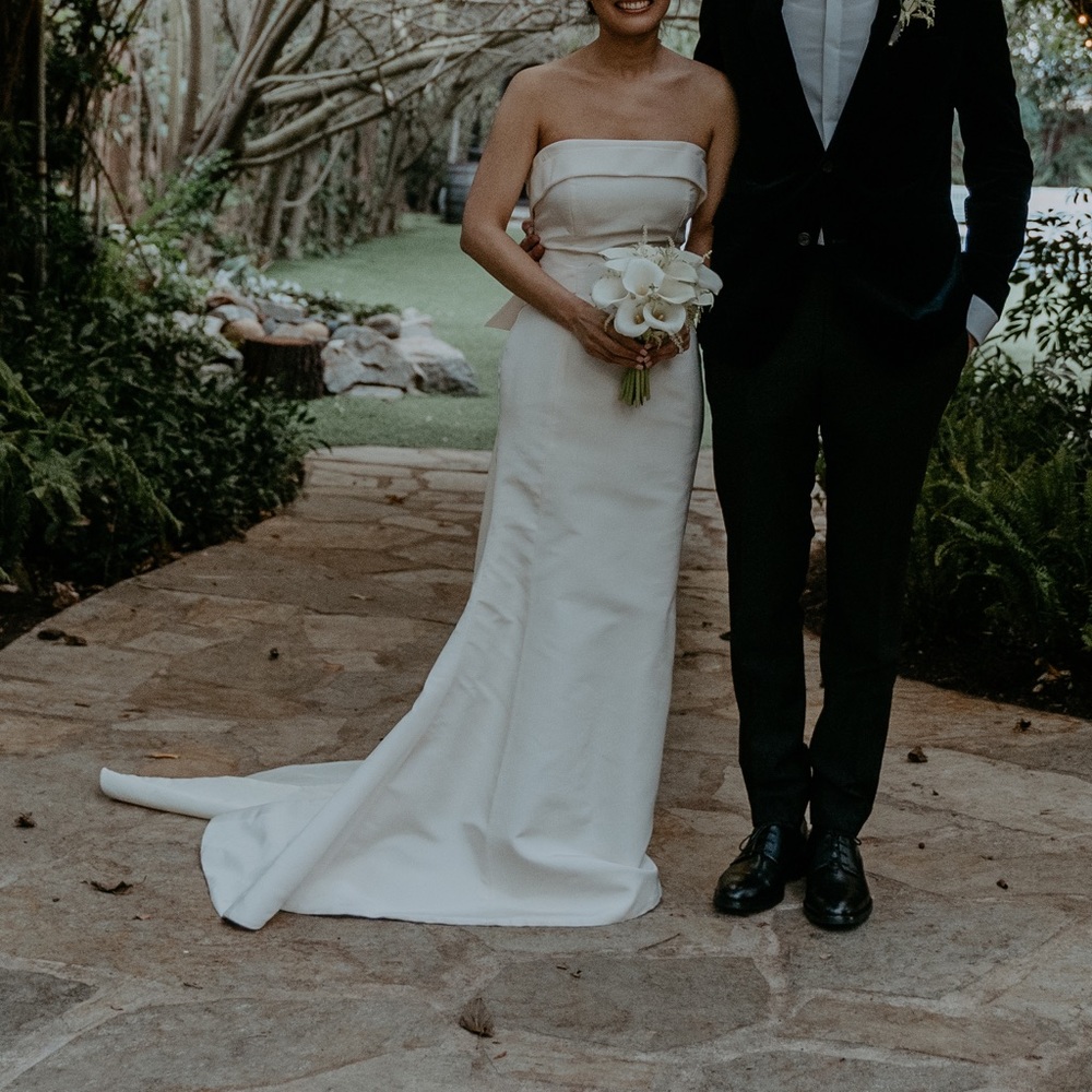 Carolina Herrera Wedding Dress - Picture 11 of 11